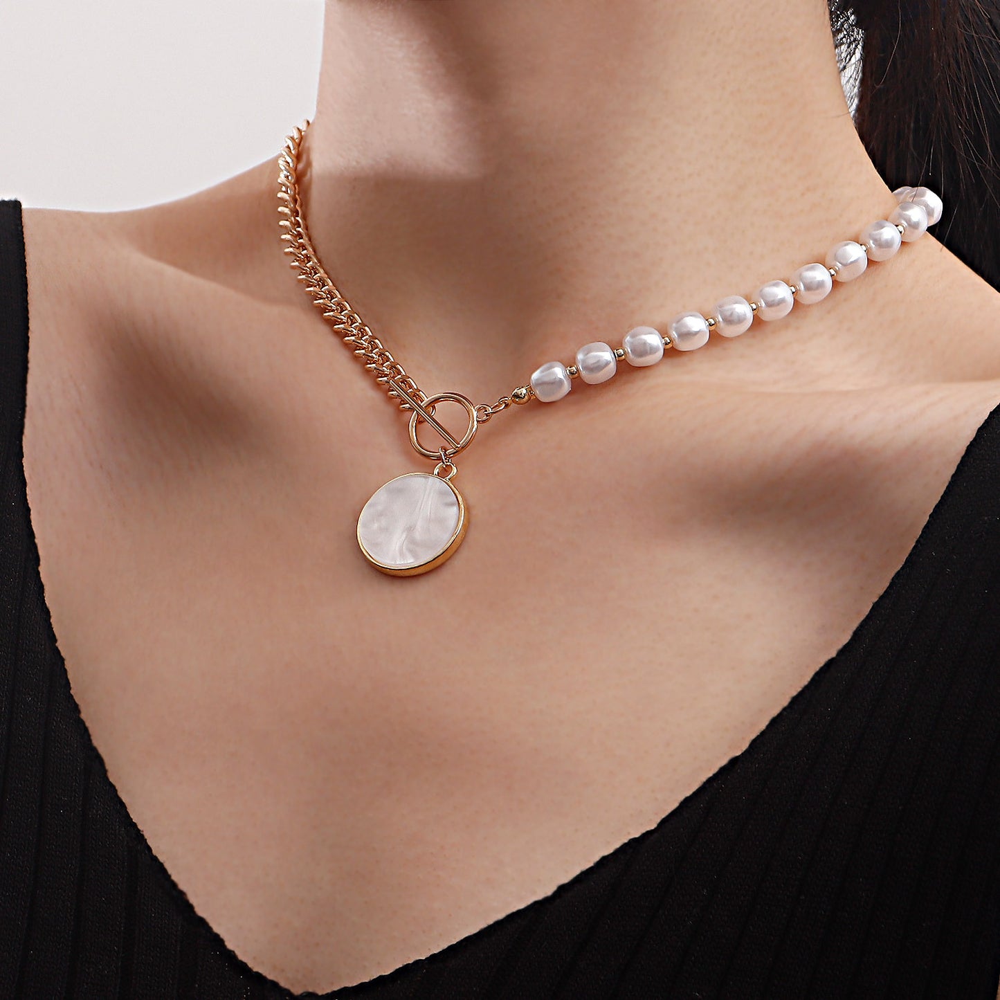 Collana con Pendente Geometrico Minimalista in Lega con Effetto Madreperla e Finitura Placcata, Catena Ritorta da Donna