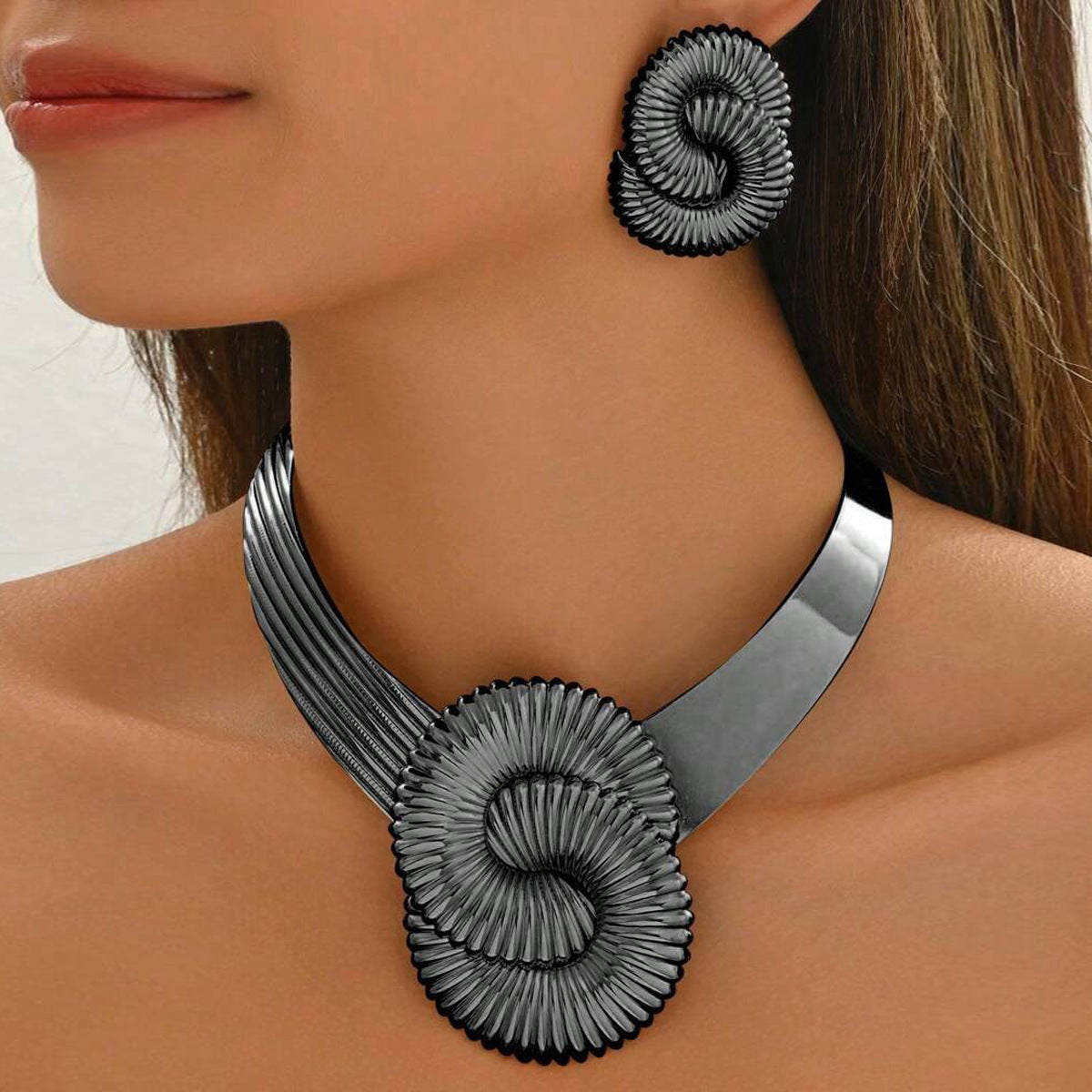 Parure di collana a torsione geometrica e orecchini a cerchio in lega di zinco con galvanoplastica da donna