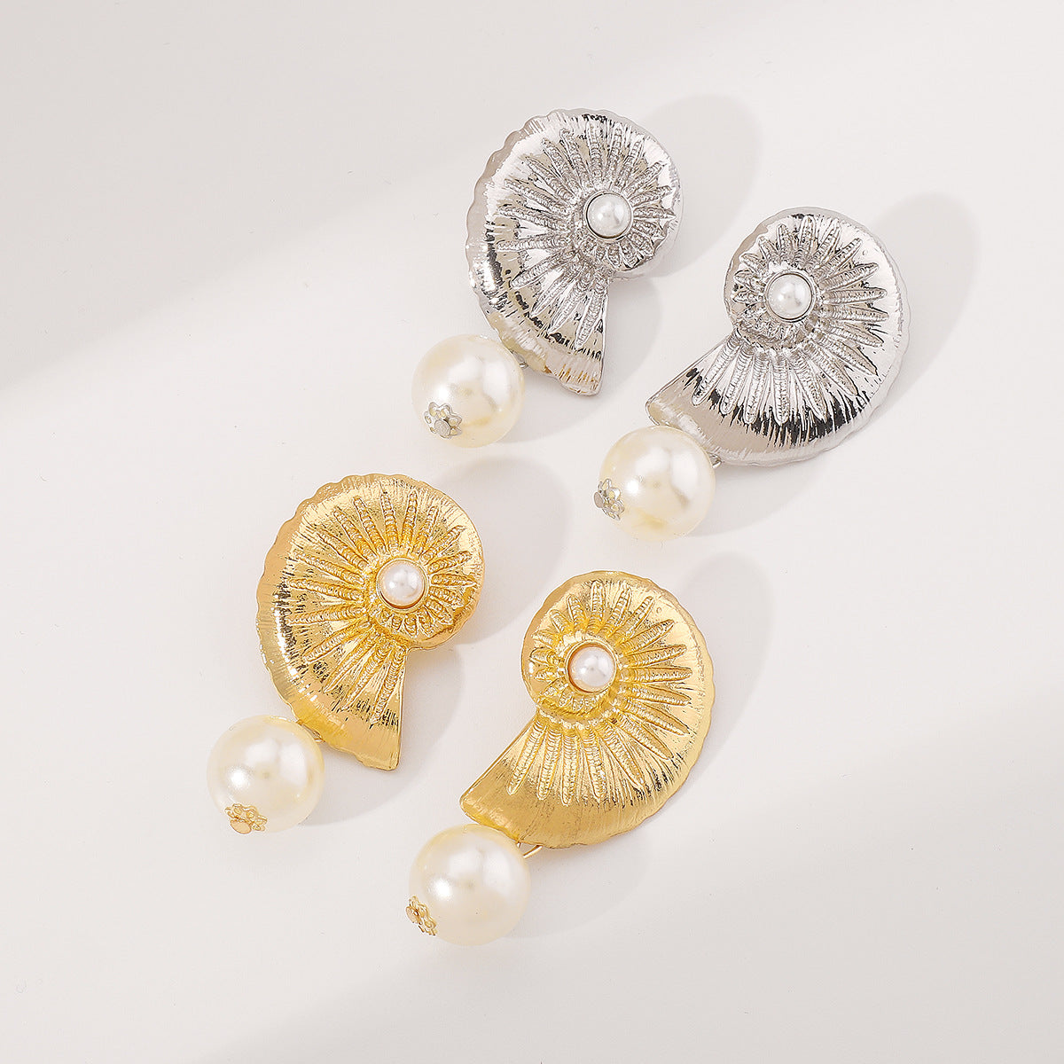 Pendientes Minimalistas de Aleación con Forma de Concha Marina y Detalles de Perlas para Mujer, Joyería Galvanizada para Vacaciones en la Playa