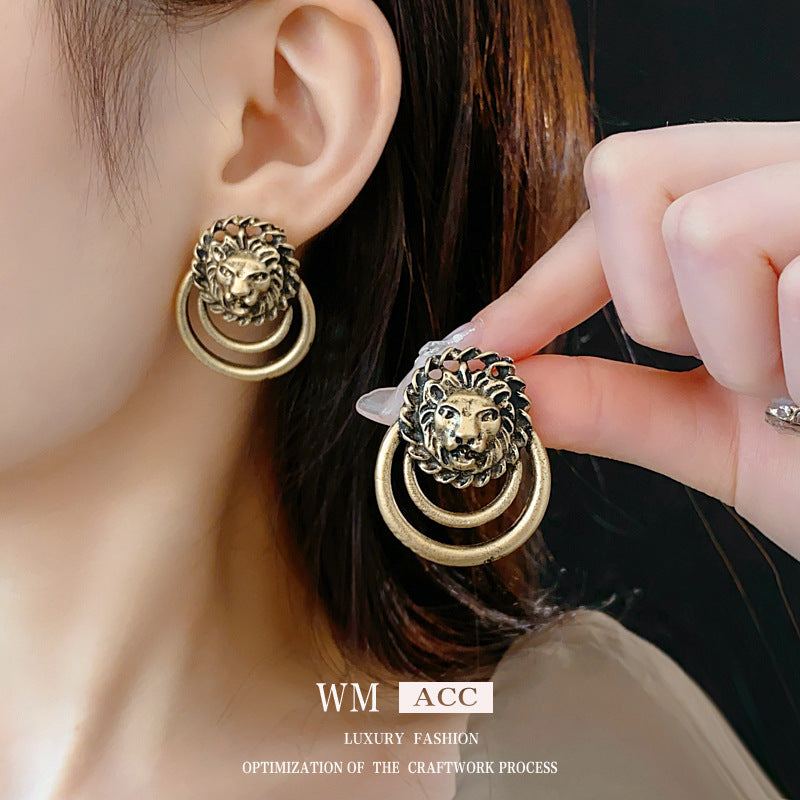 Collana pendente vintage con testa di leone per donna con catena in lega placcata oro, set di gioielli di tendenza in stile medaglione retrò minimalista