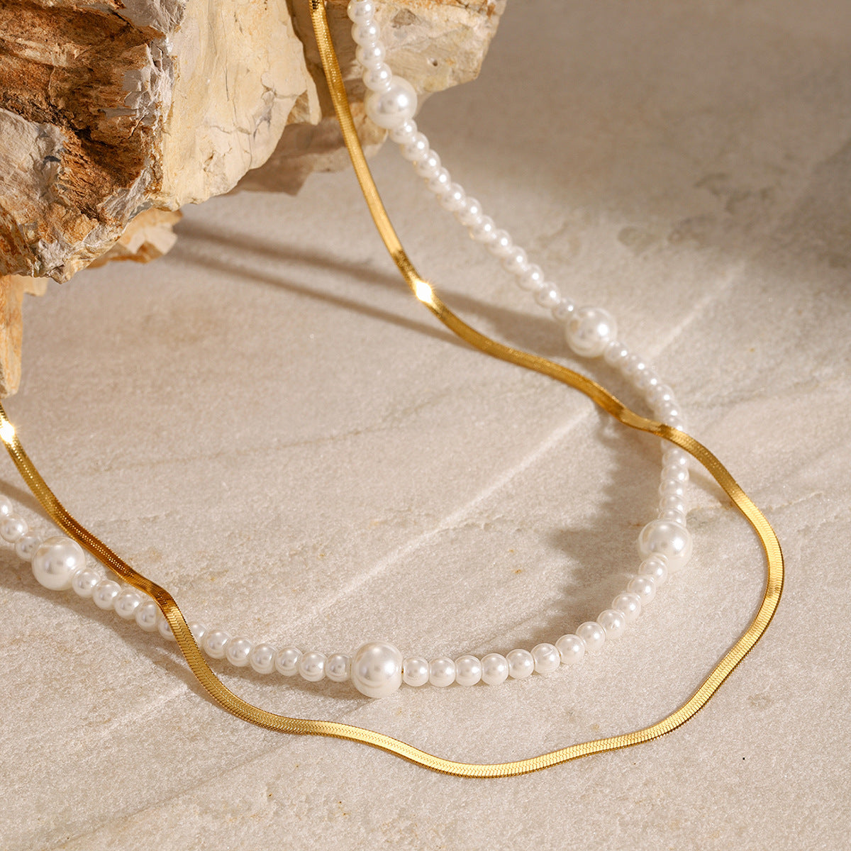 Collana a strati con perle, catena ondulata e design geometrico minimalista in acciaio inossidabile placcato, da donna