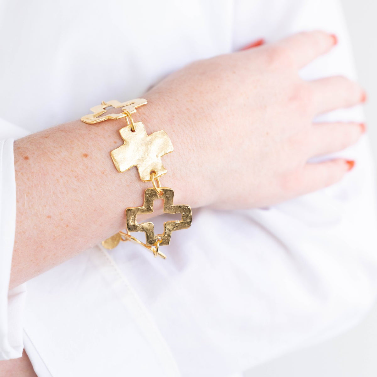 Bracciale a croce martellato di lusso da donna in acciaio inossidabile con finitura placcata