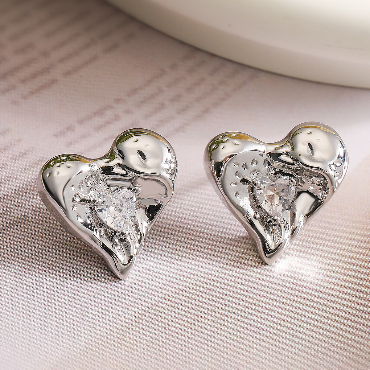 Orecchini a Cuore Minimalisti in Rame con Placcatura in Oro Vero e Zirconi Micro-Pavé per Donna
