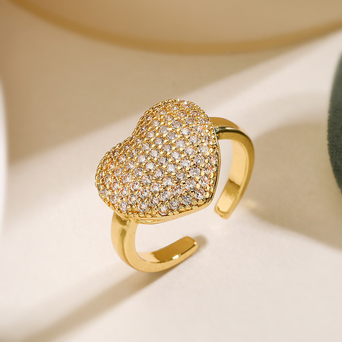 Anello Minimalista a Cuore in Rame con Zirconi Micro-Pavé per Donna
