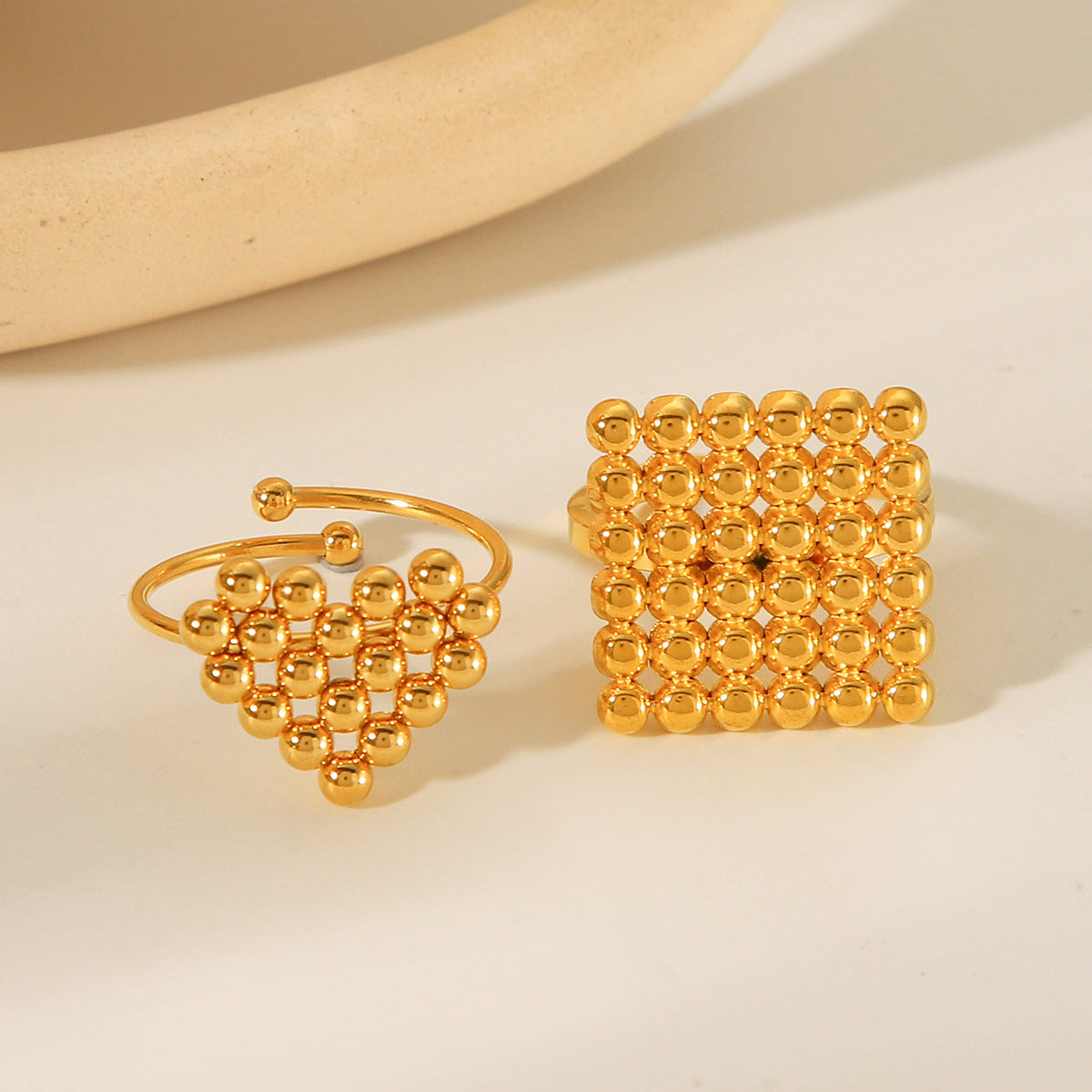 Anello da donna minimalista a forma di cuore in acciaio inossidabile placcato oro 18 carati