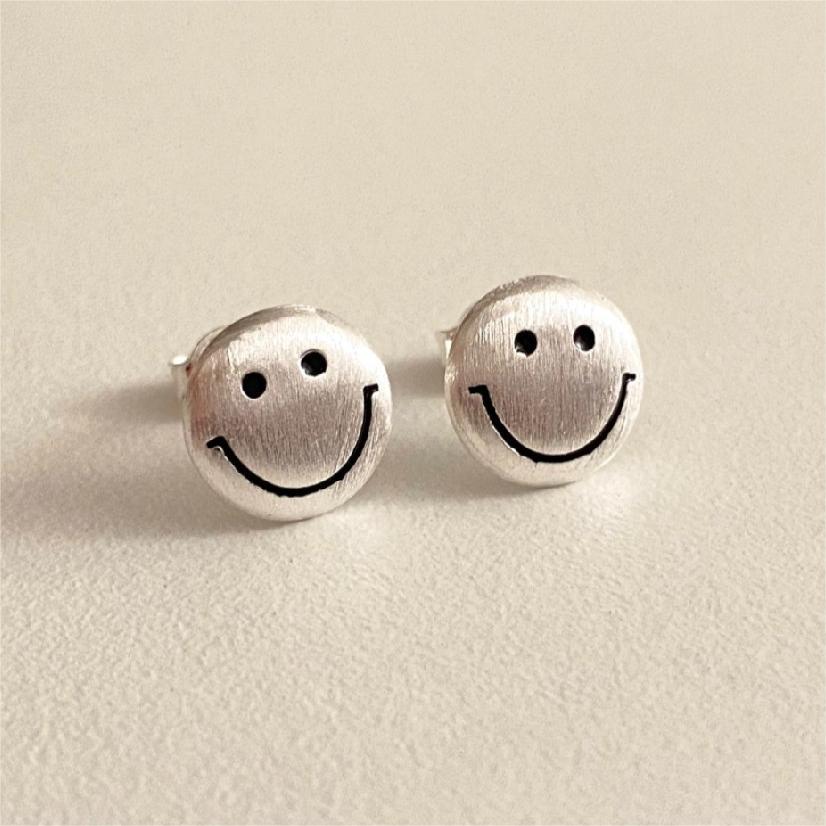 Pendientes Minimalistas de Cara Sonriente en Plata de Ley 925 con Acabado Cepillado y Acento Geométrico