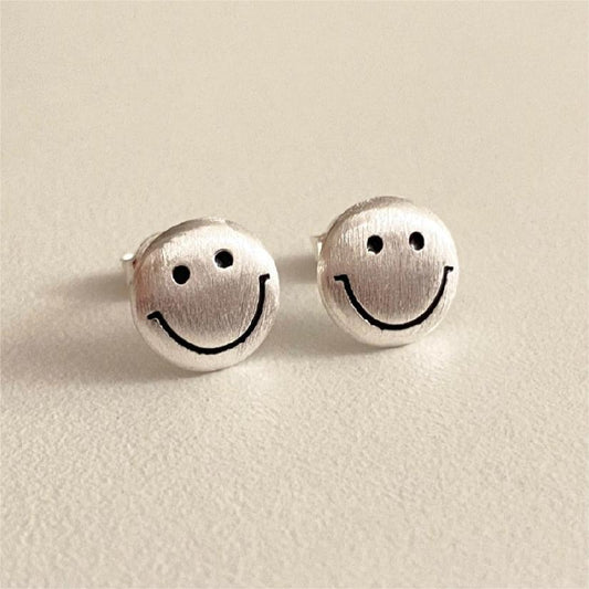 Orecchini con Faccina Sorridente Minimalista in Argento Sterling 925 con Finitura Spazzolata e Accento Geometrico