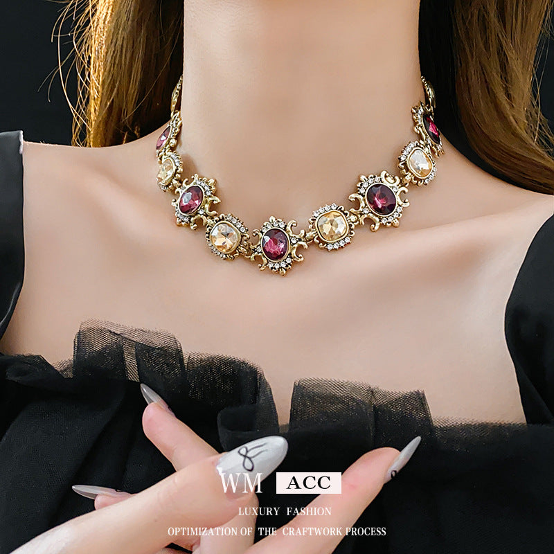 Collana Pendente Rotonda con Strass d'Ispirazione Vintage e Catena in Lega Placcata da Donna, Elegante Set di Gioielli per la Clavicola con Orecchini Inclusi
