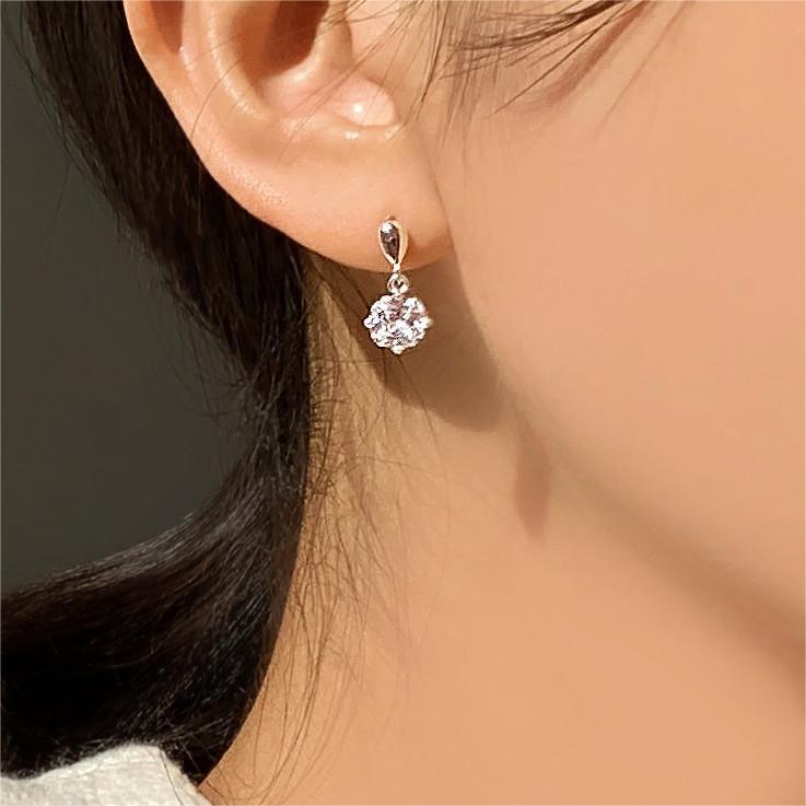 Pendientes minimalistas de plata de ley 925 con forma de letra, circonita cúbica engastada en garras y acabado galvanizado