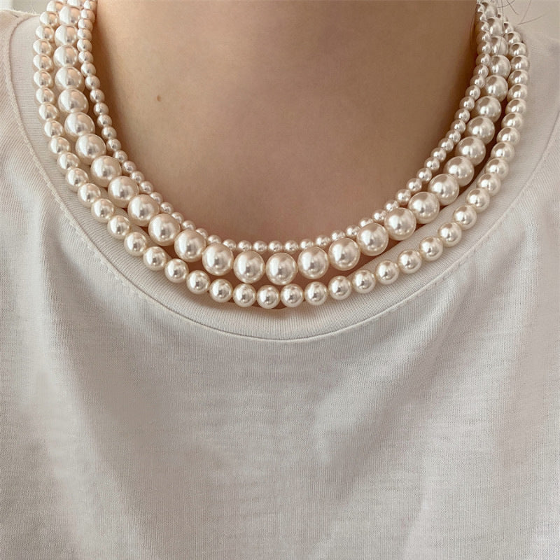 Elegante Collana da Donna Ispirata alla Francia con Perle e Pendente a U, Accenti di Perle Sintetiche e Madreperla, Finitura Placcata, Delicata Catena alla Clavicola
