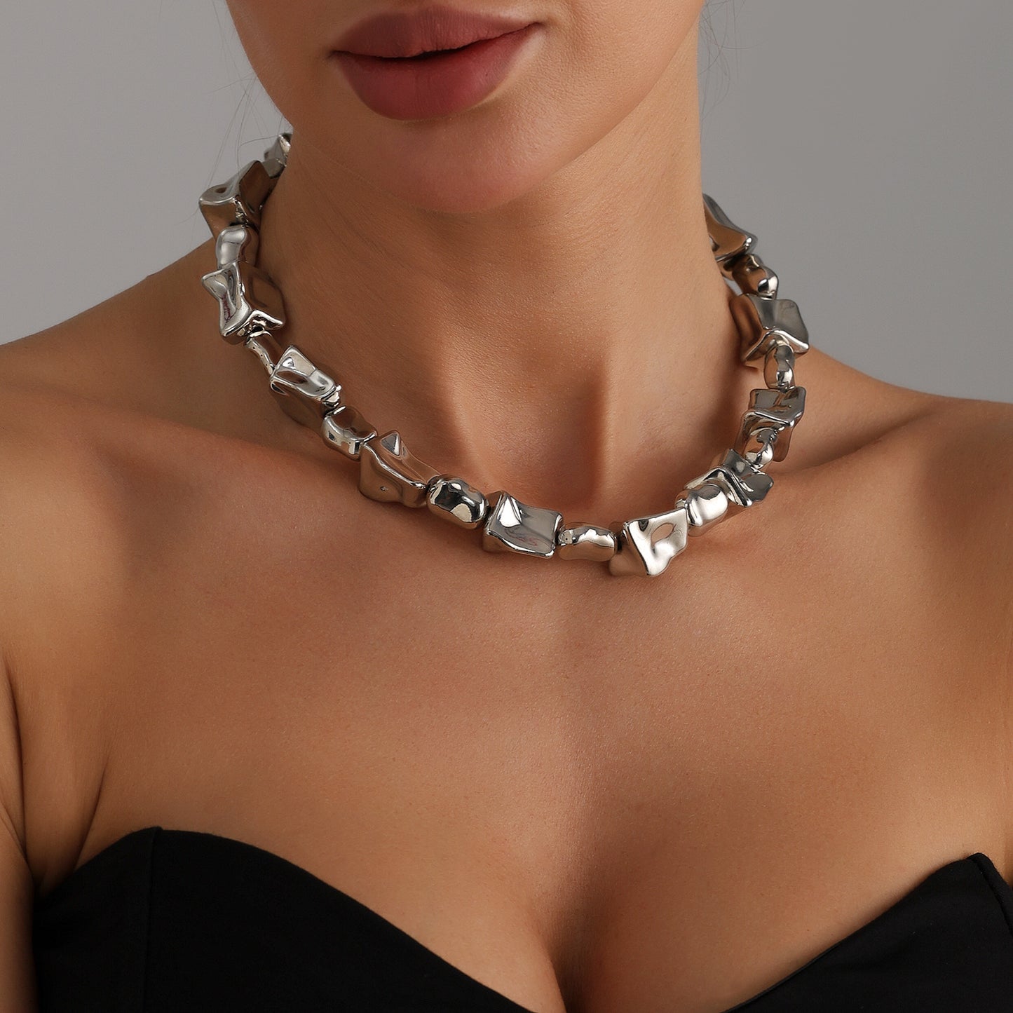 Minimalist Geometric Irregular Pendant Necklace for Women with Electroplated Plastic Resin and Clavicle Chain