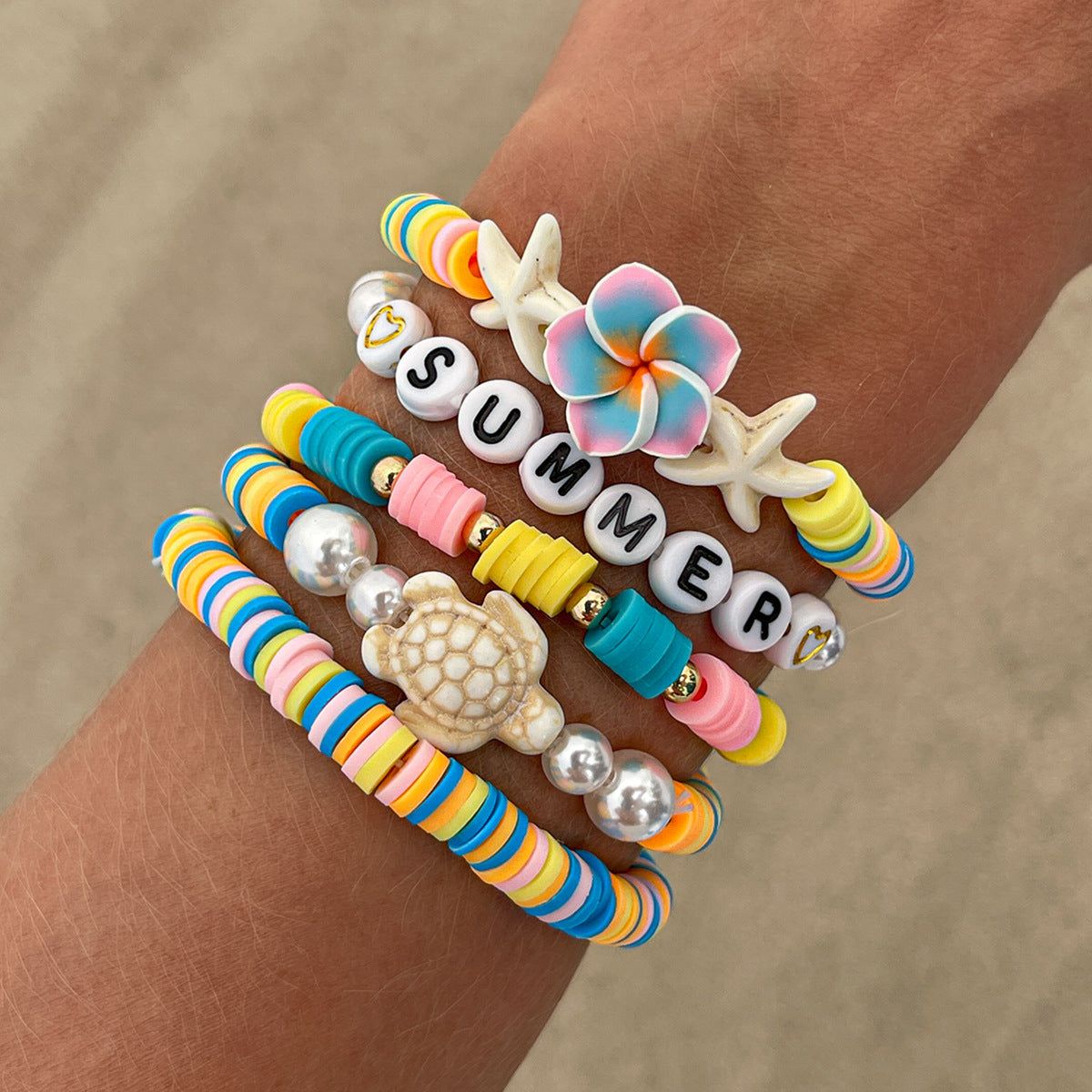 Set di bracciali in argilla polimerica a forma di fiore, in stile bohémien da spiaggia, con perline colorate e lavorazione artigianale