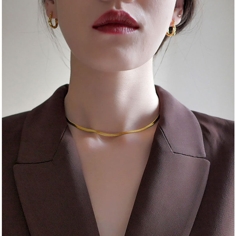Gargantilla Minimalista Geométrica de Acero Inoxidable Chapado en Oro con Cadena de Serpiente Plana para Mujer y Hombre