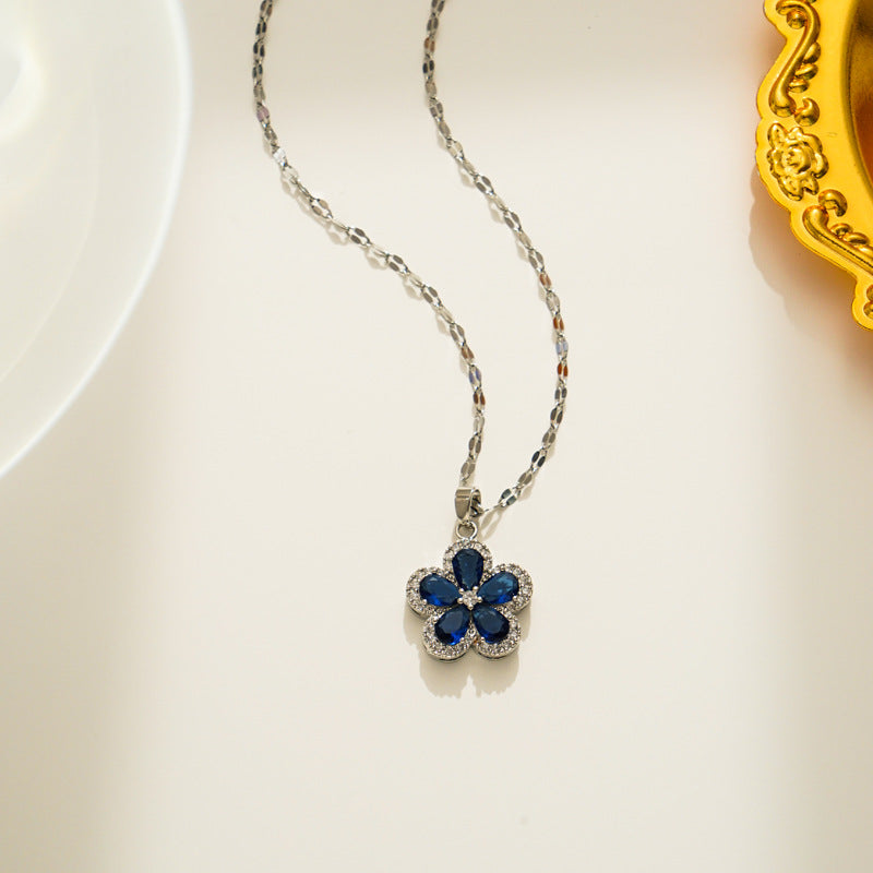 Collar con colgante geométrico floral minimalista para mujer, cadena con medallón de acero titanio con incrustaciones de diamantes de imitación y chapado al vacío