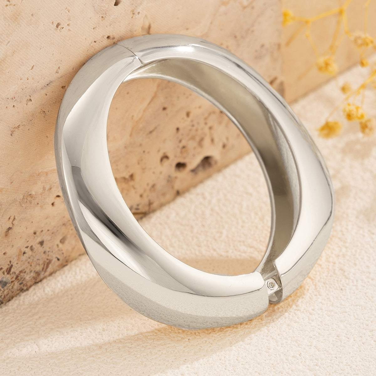 Bracciale rigido aperto geometrico minimalista da donna in lega con finitura galvanica