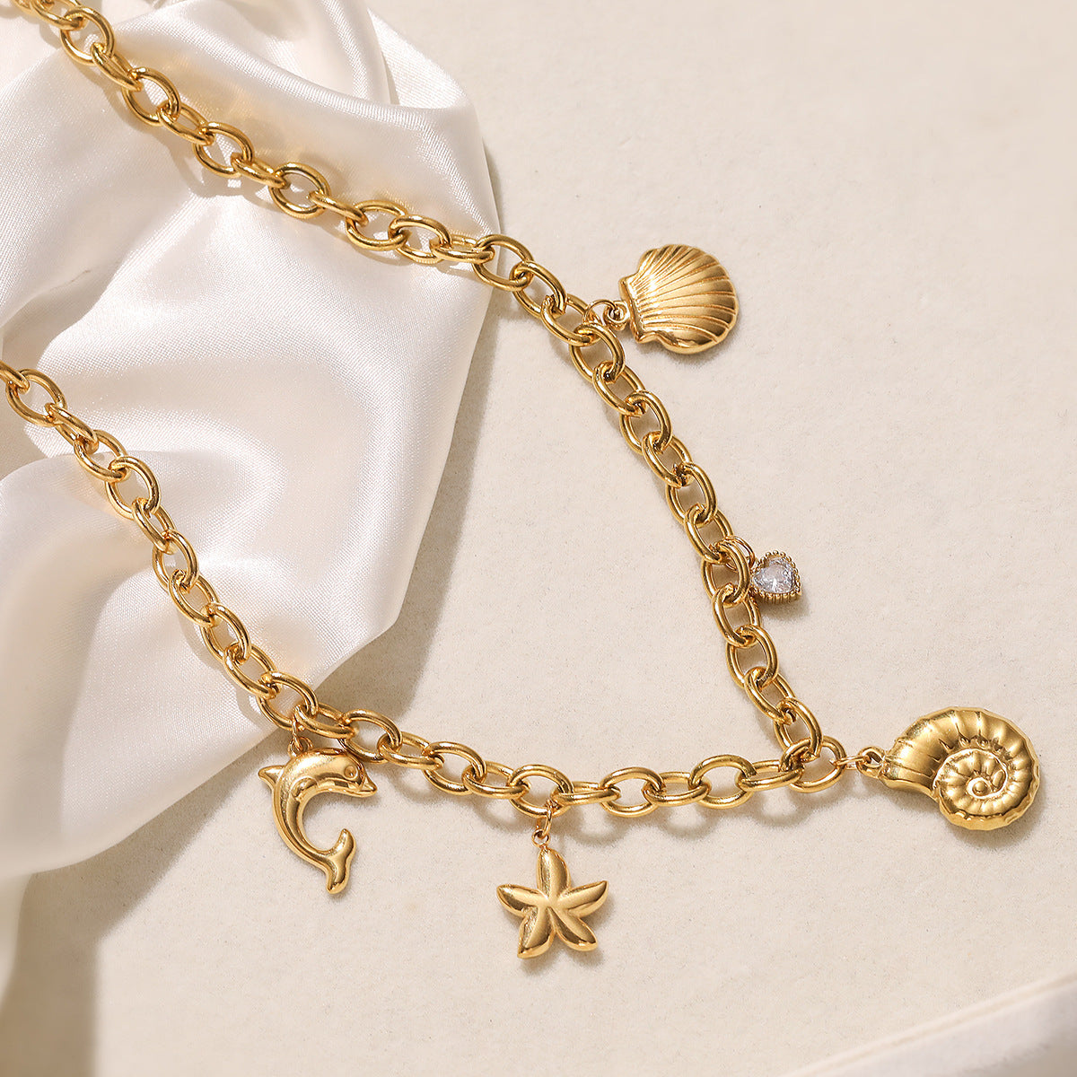 Collana con Ciondolo a Conchiglia Irregolare Minimalista in Acciaio Inossidabile Placcato Oro 18K