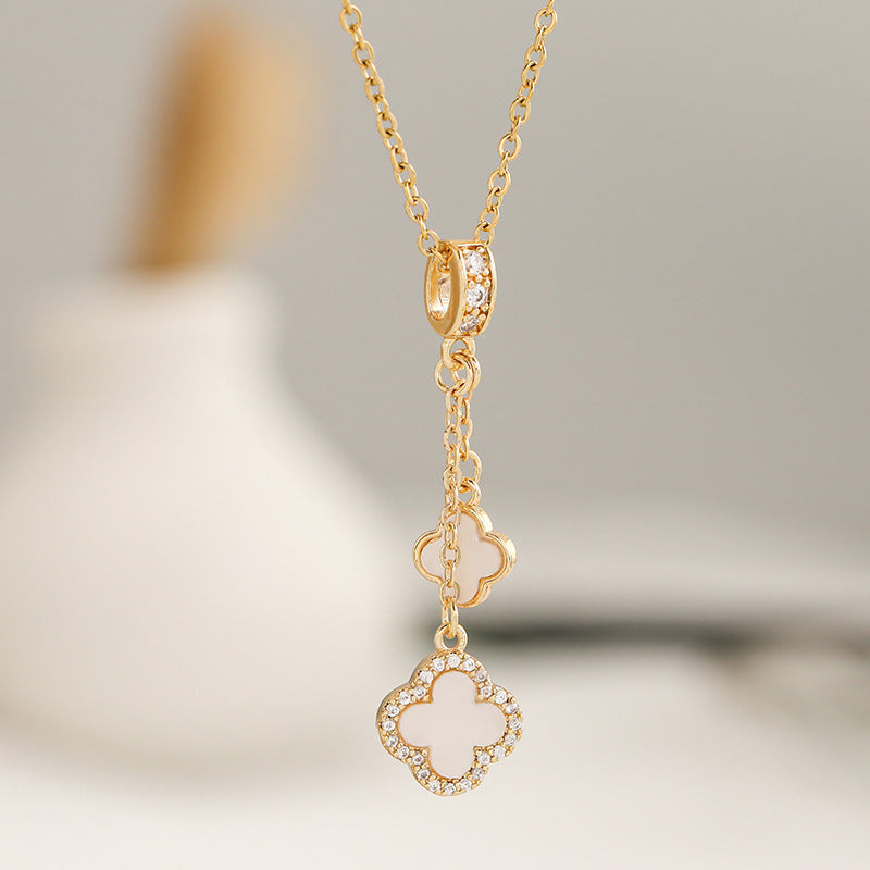 Collana con Pendente Minimalista Lusso Quadrifoglio in Acciaio al Titanio con Accenti di Strass e Finitura Placcata