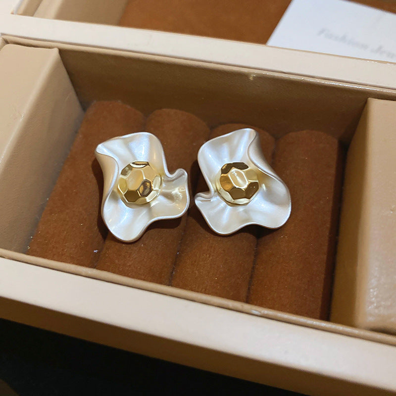 Pendientes minimalistas de aleación floral con baño de oro para mujer, aretes ligeros de lujo con diseño de flor arrugada