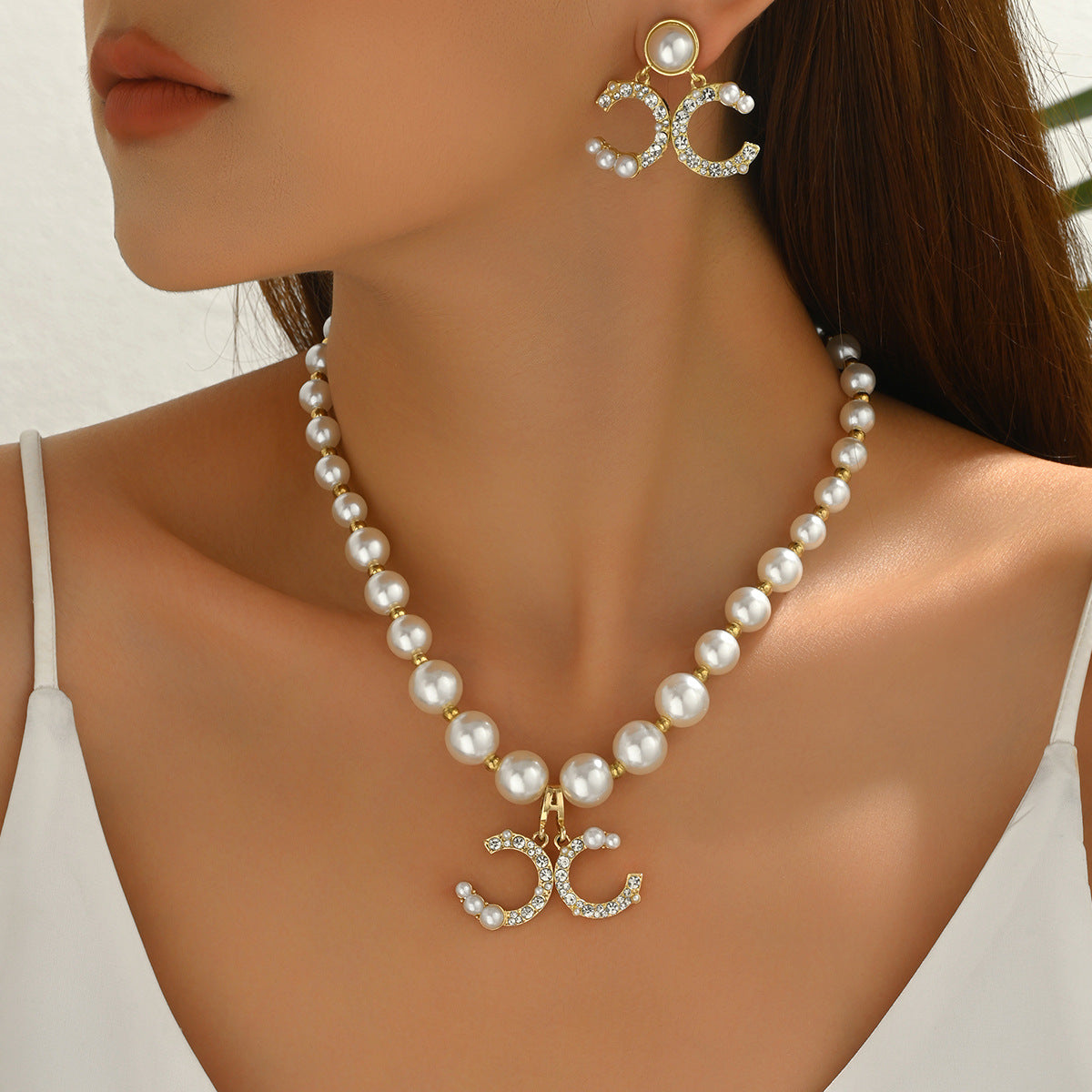 Set di collana e orecchini in lega a C geometrica da donna con dettagli in perle