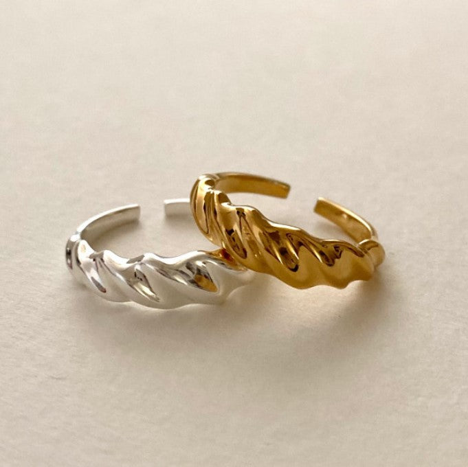 Anillo de Plata de Ley 925 Curva Natural Geométrica Minimalista con Acabado Chapado