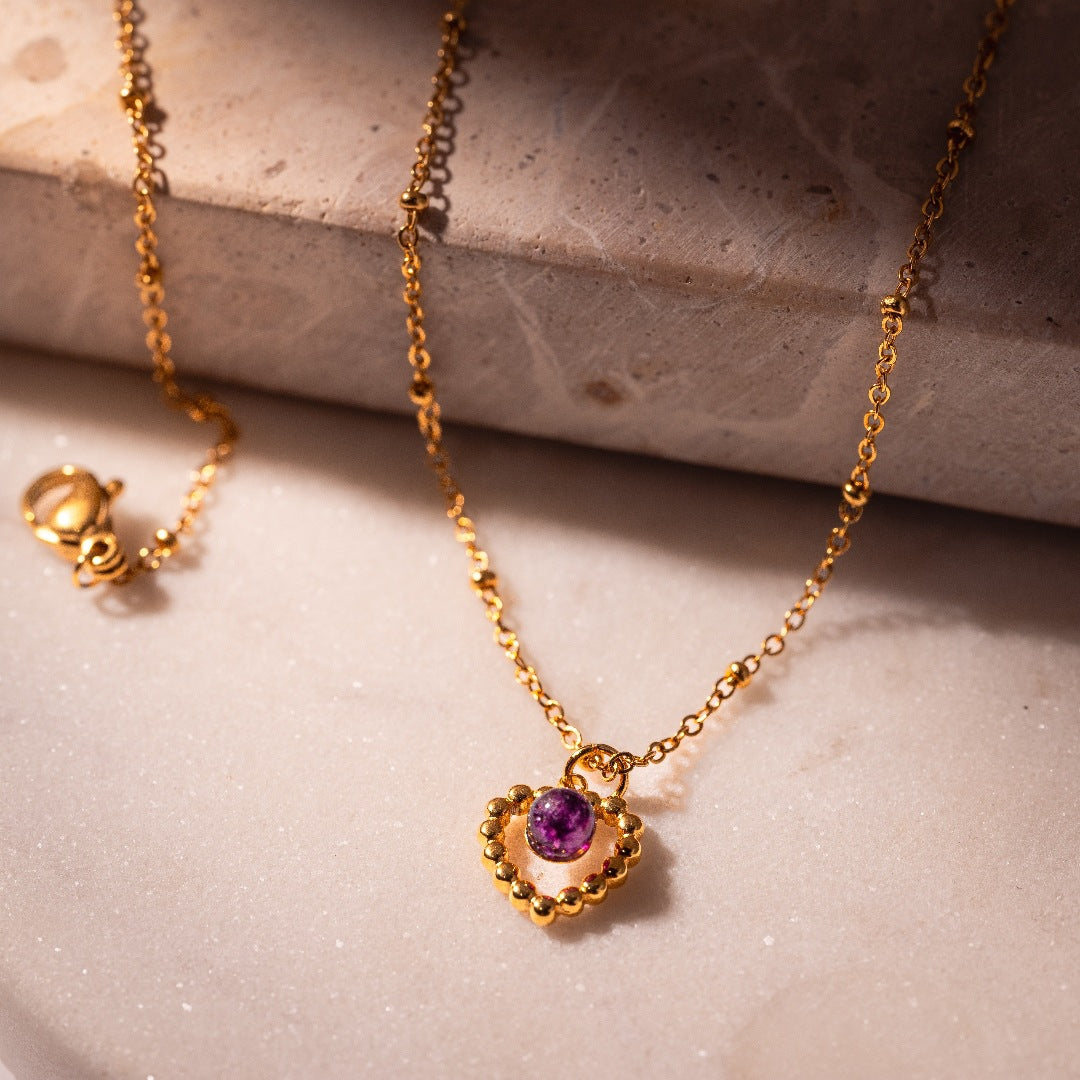 Elegante Collar con Colgante de Corazón Calado de Acero de Titanio con Incrustaciones de Piedra Natural Morada para Mujer