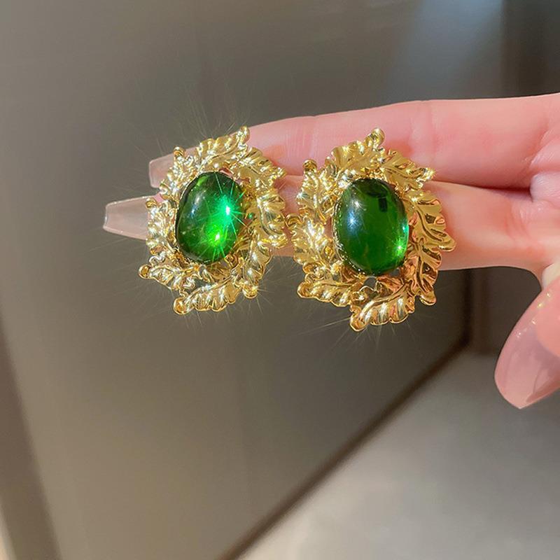 Vintage Heart-Shaped Alloy Stud Earrings with Gold Plating for Women, French Retro Style Fashion Jewelry