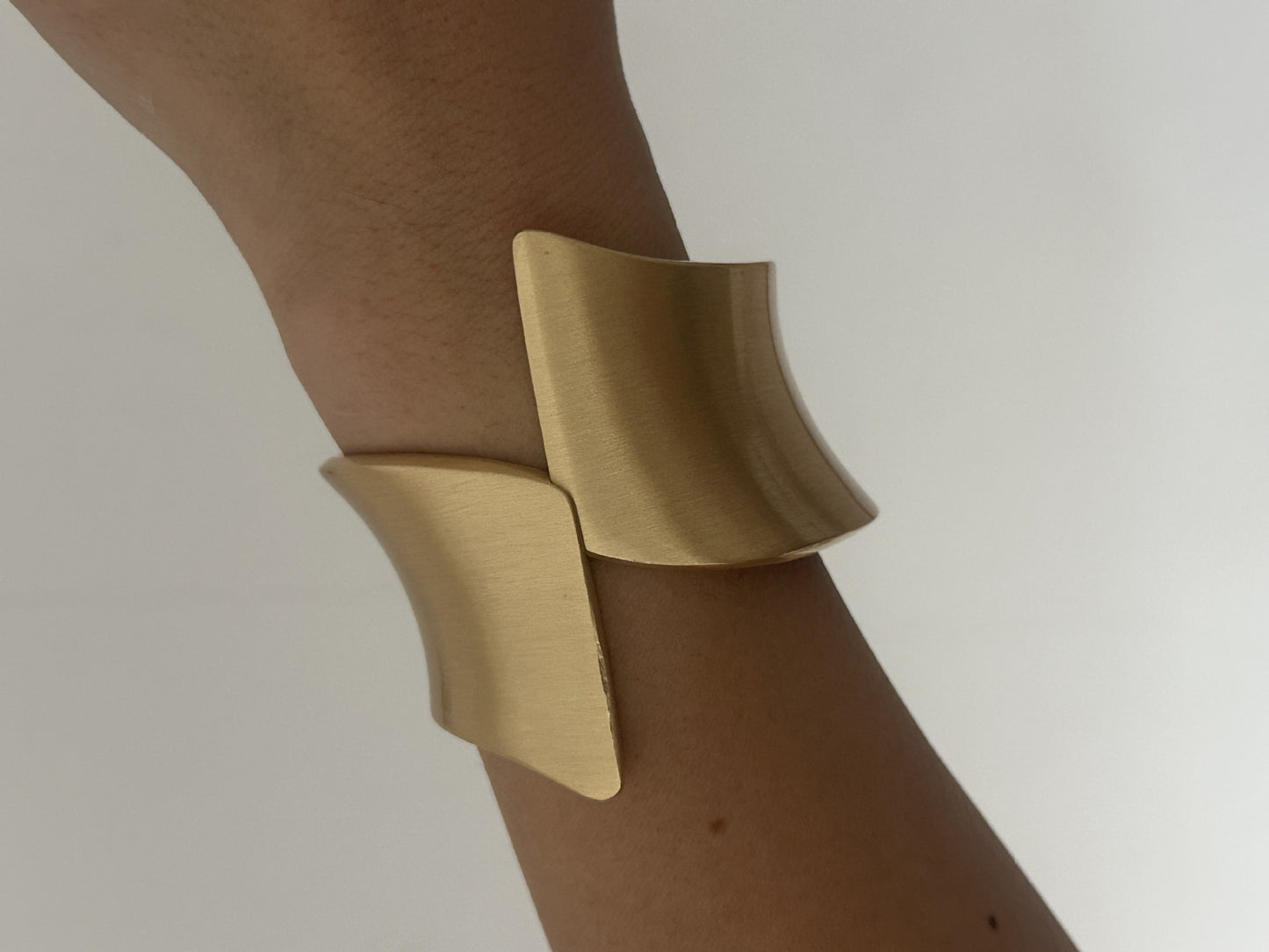 Bracciale a Polsino a Goccia Geometrico in Lega Placcata Opaca Elegante e alla Moda Design Irregolare a Incavo