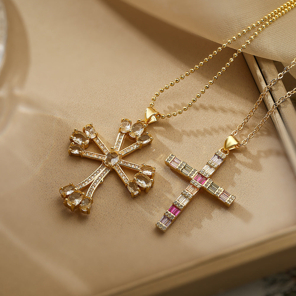 Collana con Pendente a Croce Minimalista da Donna con Base in Rame Placcata Oro 18K e Intarsio di Zirconi