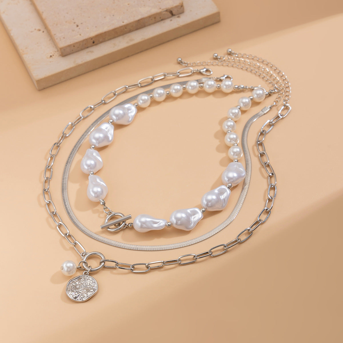 Collana pendente geometrica vintage barocca in lega con finitura placcata e catena a serpente da donna