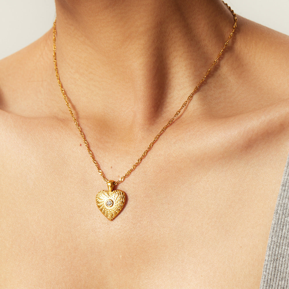 Collana Geometrica con Ciondolo a Cuore in Acciaio Inox Placcato Oro 18K con Intarsio di Zirconi per Donna