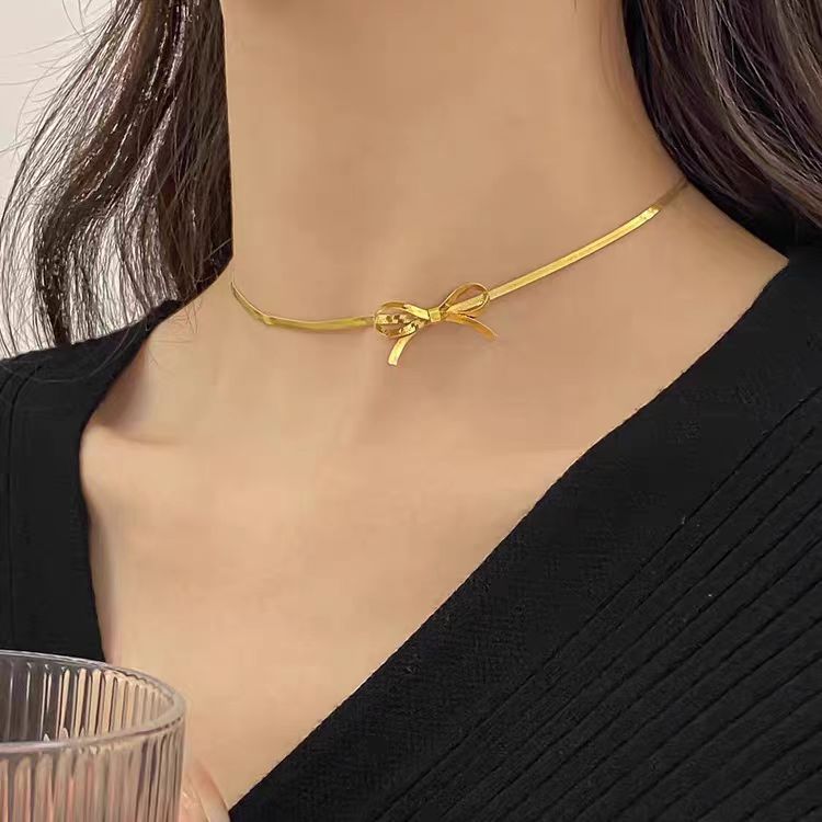Collana Minimalista in Acciaio al Titanio a Forma di Fiocco da Donna con Finitura Placcata e Delicata Catena a Lama