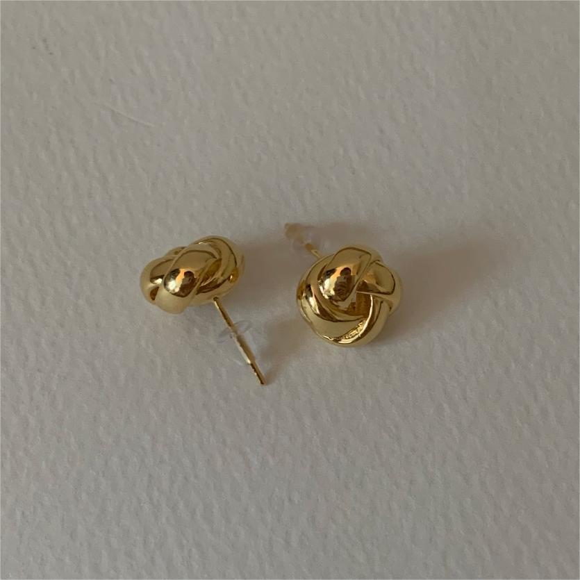 Pendientes minimalistas con letras geométricas bañados en plata de ley 925