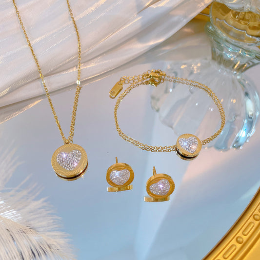 Set collana con pendente a cuore geometrico minimalista in acciaio al titanio con intarsio di strass e placcatura in oro per donna