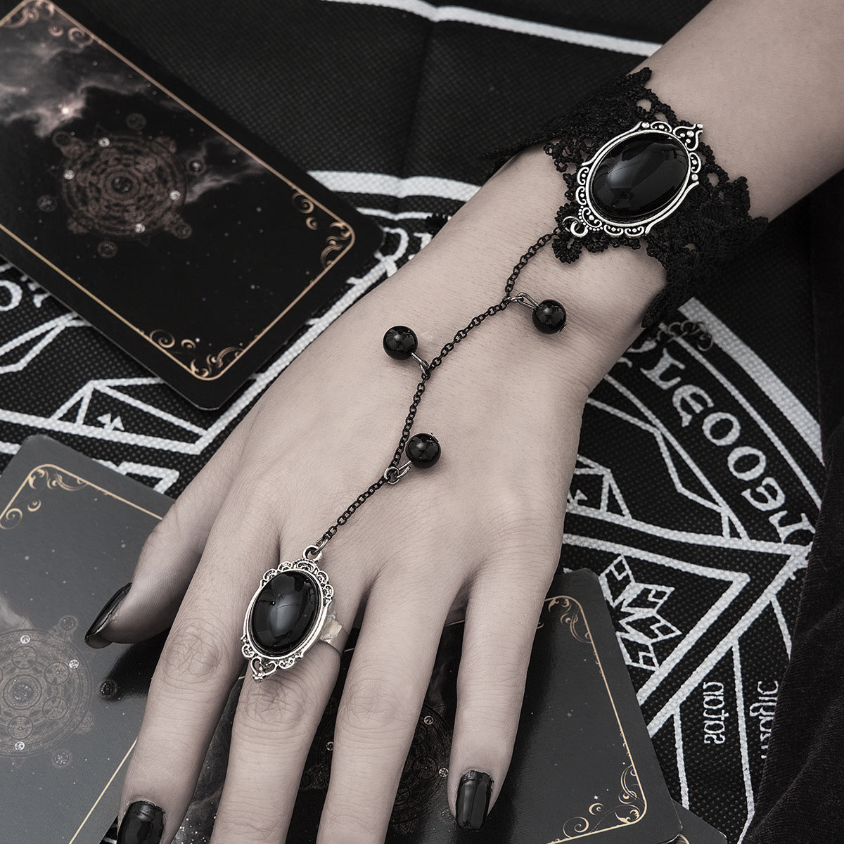Gargantilla gótica de encaje estilo oscuro con colgante de lágrima de cristal negro y borlas para mujer