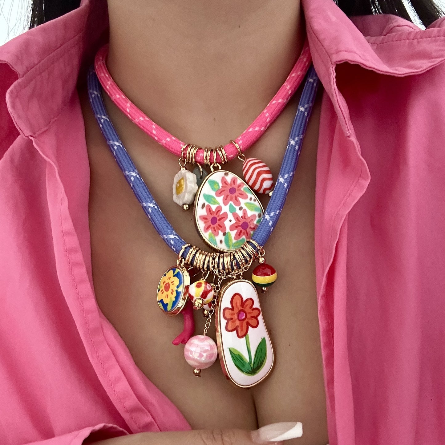 Collana con ciondolo in resina a fantasia floreale geometrica, colorata, fatta a mano, a più strati, da donna