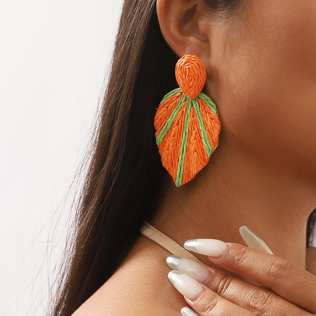 Pendientes Bohemios con Forma de Hoja de Aleación con Tejido de Rafia para Mujer