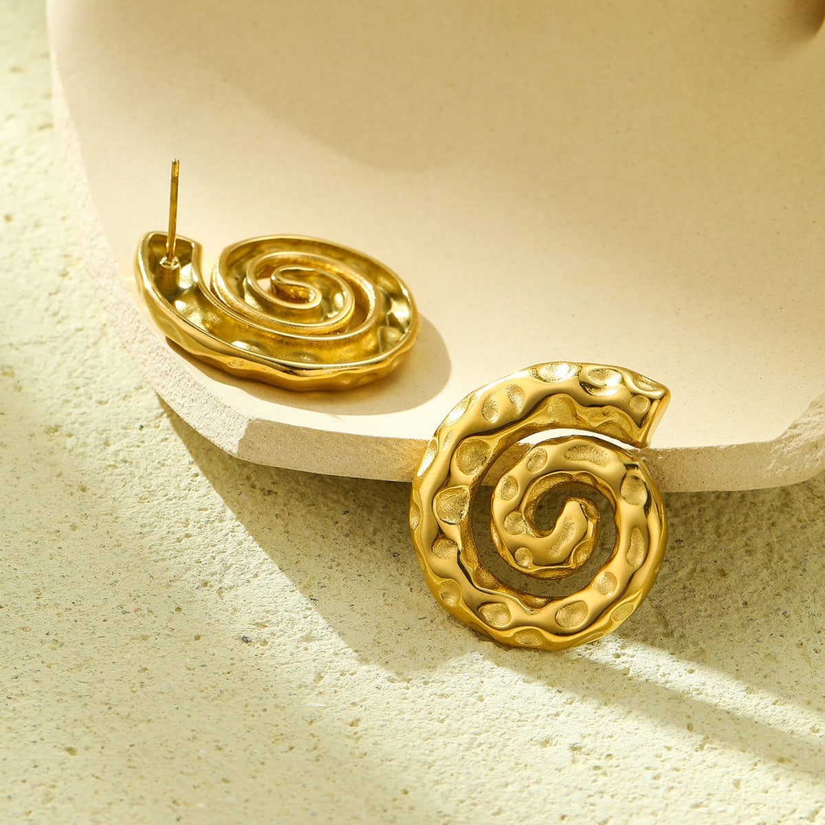 Orecchini a perno da donna alla moda e minimalisti a forma di lumaca, in acciaio al titanio martellato con placcatura in oro 18 carati
