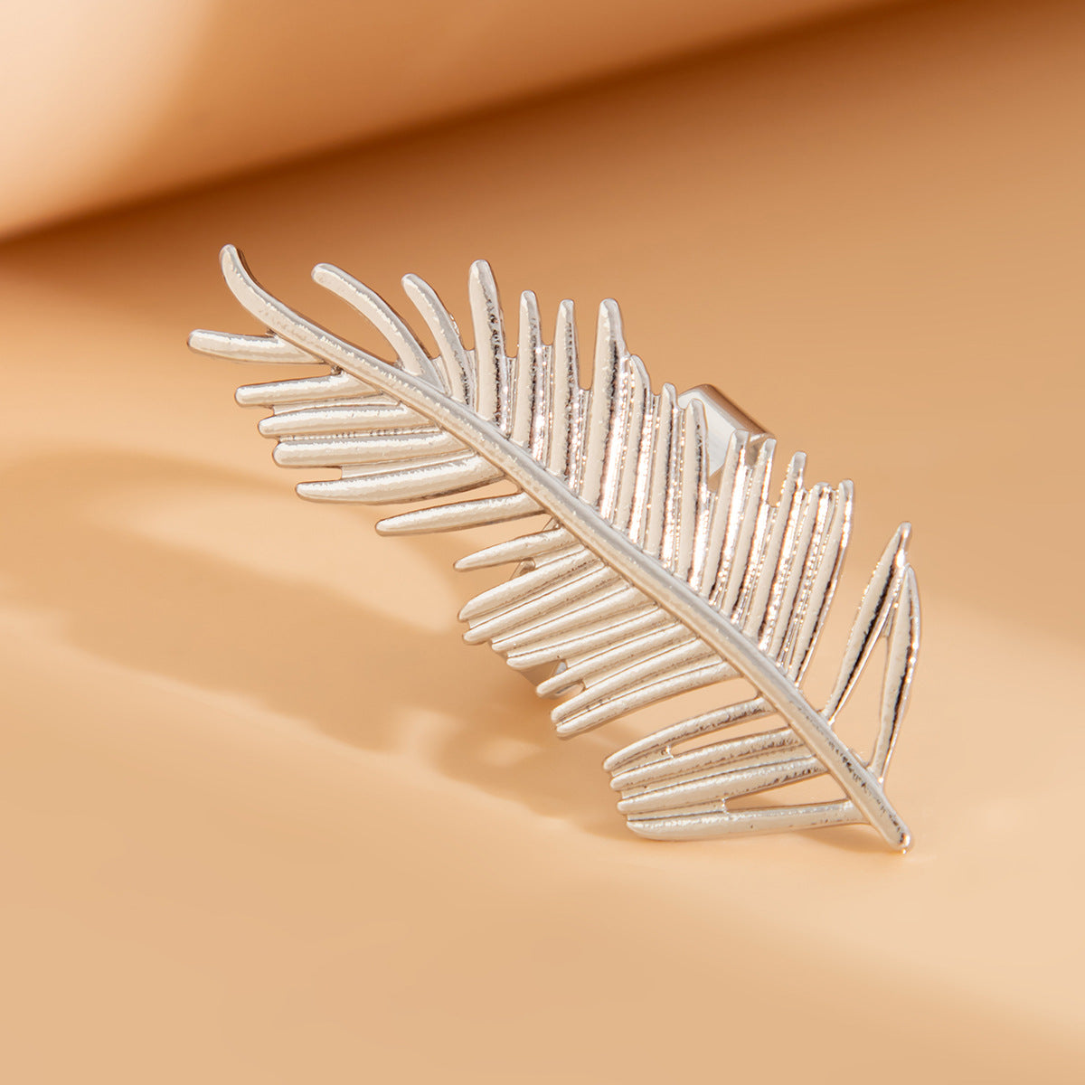 Anello regolabile "Ins Style" con perla finta galvanizzata a forma di fiore e foglia, con dettagli in piuma arricciata