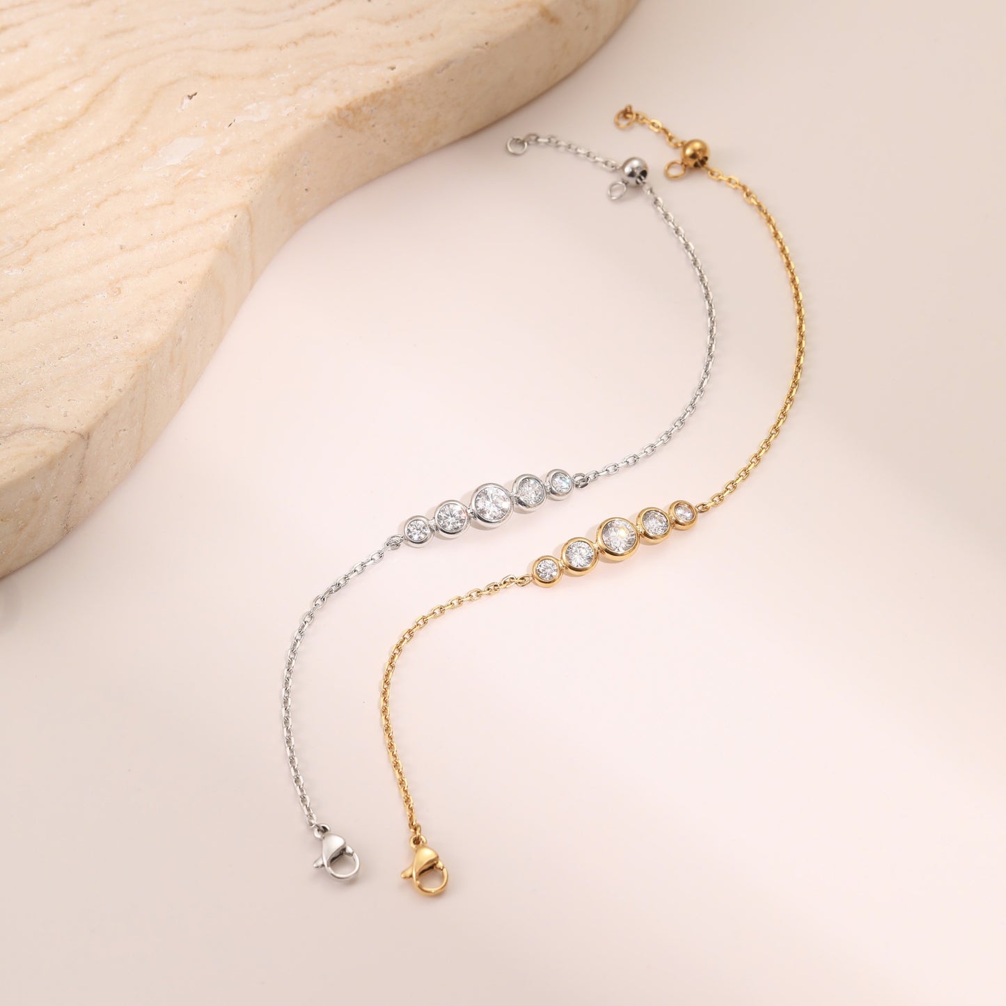 Fashionable Heart-Shaped Zirconia-Set Stainless Steel Bracelet with 18K Gold Plating for Women