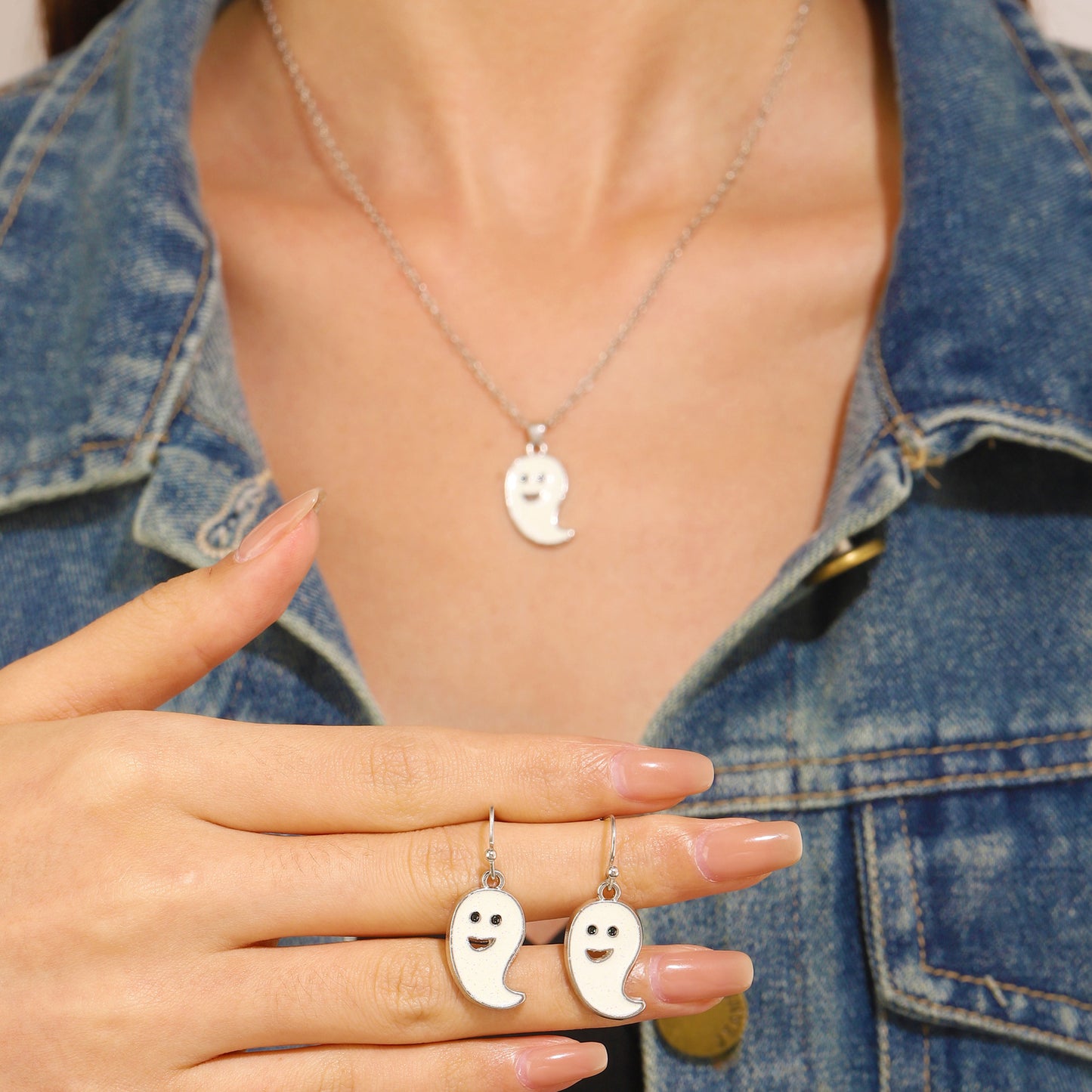 Collar con colgante de fantasma de dibujos animados en cobre con acabado galvanizado, joyería de Halloween en blanco y negro para mujer