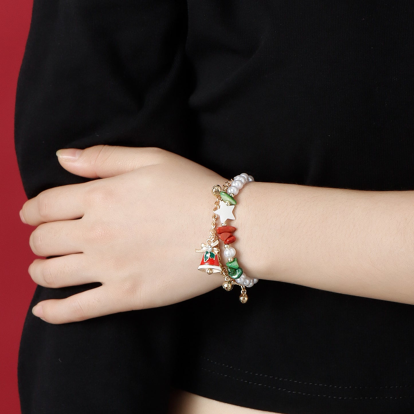 Bracciale a doppio strato con ciondoli geometrici minimalistici a forma di stella e campana, con accenti di pietre naturali e perle su cordino, finitura galvanizzata