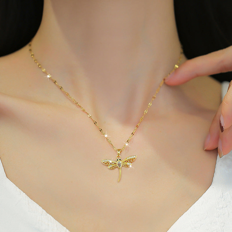 Collana da donna con ciondolo a farfalla traforato in acciaio al titanio di lusso con accenti dorati micro-pavé, delicata catena per clavicola