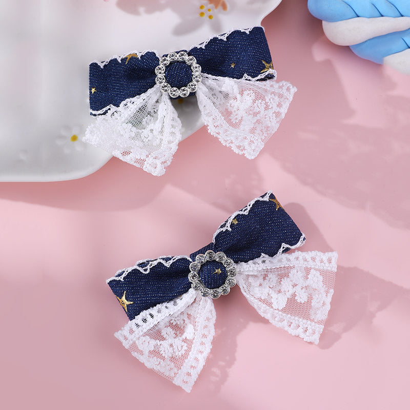 Fermaglio per Capelli da Bambina a Forma di Fiocco in Denim Stile Naturale con Stella in Lamina d'Oro e Bordo in Pizzo, Fermaglio a Becco d'Anatra