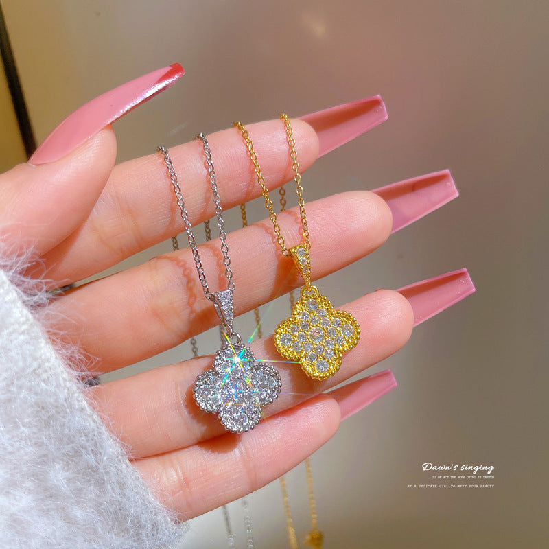 Collana con Ciondolo Trifoglio Minimalista in Acciaio al Titanio con Placcatura Oro e Intarsio in Zirconi per Donna