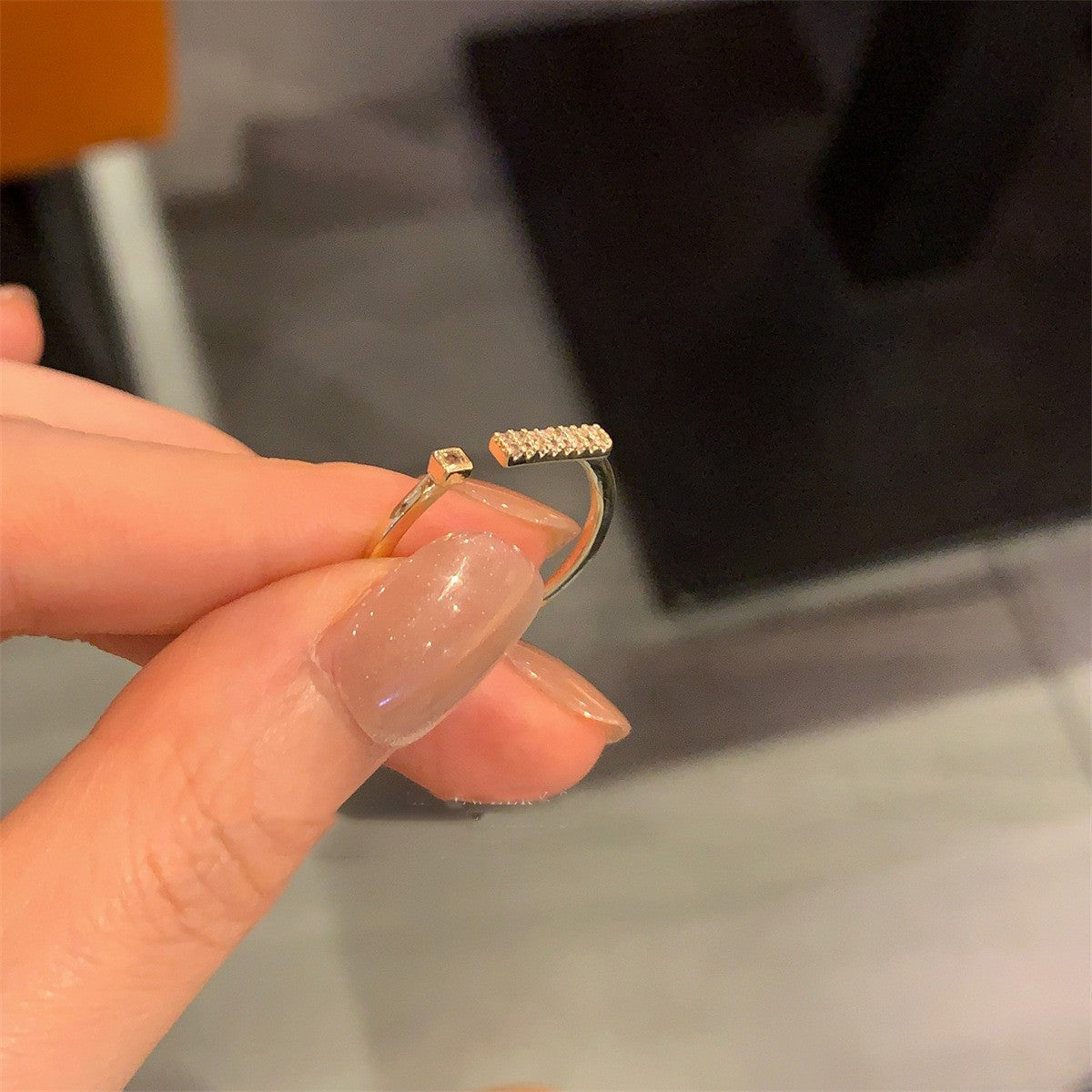 Anello elegante e geometrico ispirato alle perle con intarsio in zircone da donna, anello minimalista alla moda da dito indice, gioielli di lusso per le mani