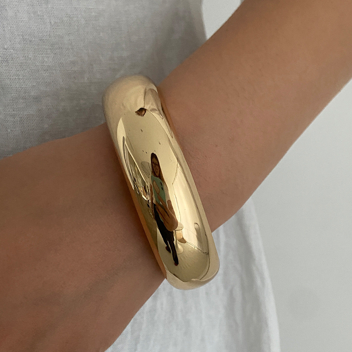 Bracciale da donna minimalista geometrico in acrilico e lega con finitura placcata