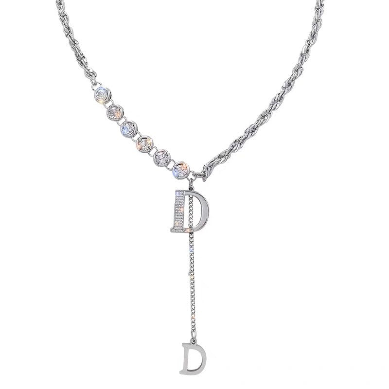 Collana geometrica minimalista in lega a forma di D con intarsio di strass da donna, catenina delicata per il collo per stratificazione con maglioni autunnali e invernali