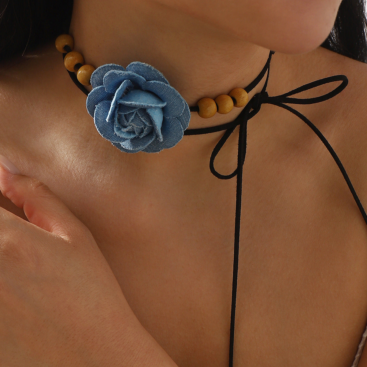 Elegante Collana Girocollo Floreale in Denim Blu da Donna con Fiocco in Velluto e Perle in Legno