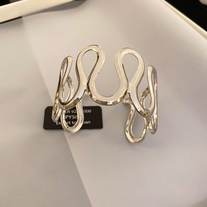 Bracciale a manetta in metallo elegante e robusto con finitura placcata, forma geometrica rotonda, accessorio di lusso alla moda per pendolari