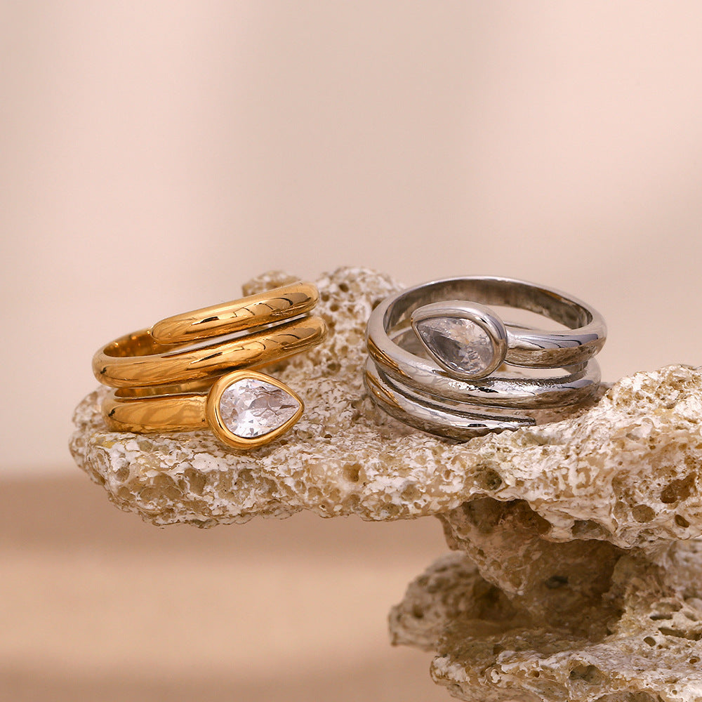 Anello da donna minimalista geometrico in acciaio inossidabile placcato oro 18 carati a doppio strato con testa di serpente lungo e strass bianchi a forma di cuore
